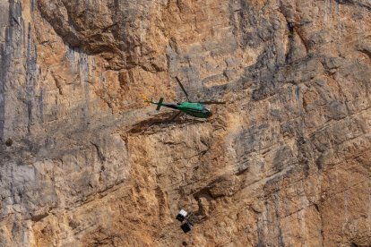 L’helicòpter durant les maniobres executades ahir a primera hora de la tarda.