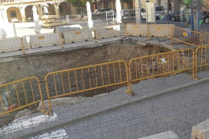 Estat actual del passeig del Cegonyer al centre de Fraga amb el pou de gel tancat.