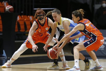 Gala Mestres lluita per la pilota amb Laura Gil i Queralt Casas durant el partit de dissabte.