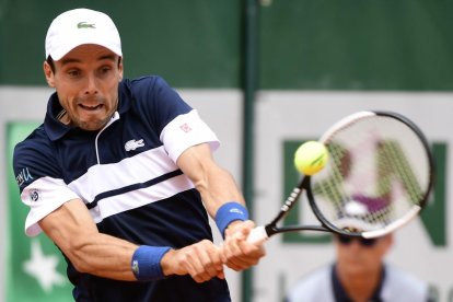 Bautista y Verdasco avanzan en París