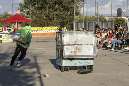 Entre la rebel·lia i la impotència - L’espectacle Container, de la jove companyia de Tàrrega Emília Gargot, mostra a l’espectador la rebel·lia i la impotència que pateixen molts joves enganxats a modes que els converteixen en éssers soli ...