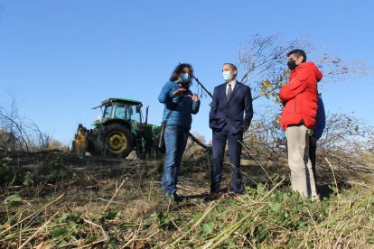 La visita de obras en el cauce del Segre en Soses.