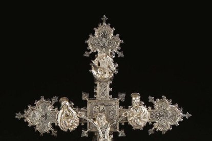 Anverso y reverso  -  La cruz procesional de plata, retirada ayer de la subasta en París, se vendía como originaria de Cervera del siglo XVI. El Cristo crucificado preside el anverso (foto de la izquierda), mientras que la Virgen con el Niño fig ...