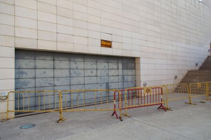 Vista ayer de una de las fachadas del Museu de Lleida que se reformarán, con vallas protectoras.