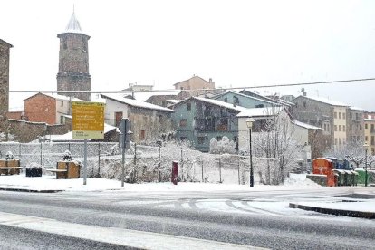 La nieve bajó hasta los 900 metros y cuajó en poblaciones como Vilaller, en la foto, o Esterri d’Àneu, en el Pallars Sobirà.