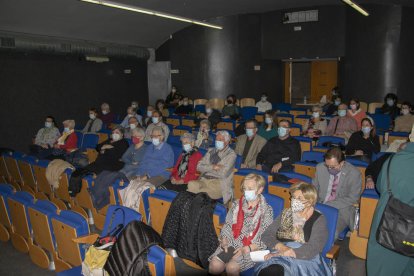 Mig centenar de persones van acudir a la reunió del Consell.