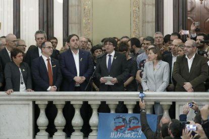 Puigdemont, al costat de Forcadell i Junqueras després d’aprovar-se el ple de la declaració. 