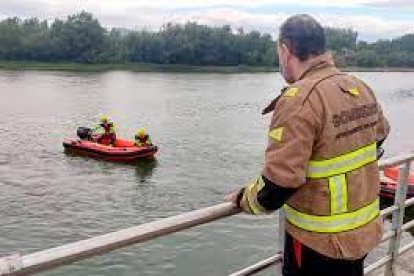 Els Bombers suspenen l'operatiu de recerca subaquàtica del nen desaparegut a l'Ebre