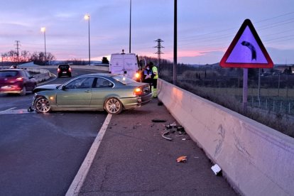 El cotxe després de sortir de la via a l’altura del pont Nou.