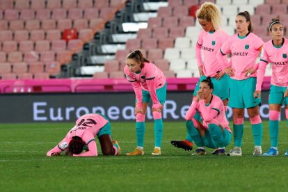 Les jugadores del Barça lamenten l’eliminació davant d’un Atlètic més encertat en els penals.