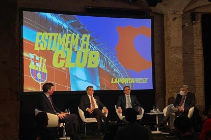 Joan Laporta, con miembros de su equipo, ayer durante la presentación de su programa económico.