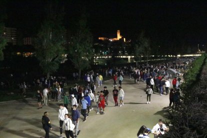 Imatge d’ahir a la matinada, on centenars de joves es van concentrar al riu a Lleida.