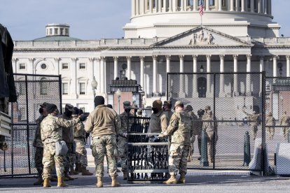 Tropas de la Guardia Nacional toman posiciones cerca del Capitolio.