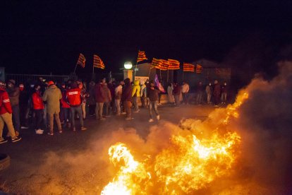 Els vaguistes van aixecar una barricada davant la porta de l’escorxador i hi estaran concentrats fins a aquesta mateixa nit.