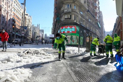 Operaris treballaven ahir a netejar els carrers de Madrid.