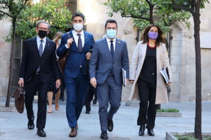 El president del Govern, Pere Aragonès, el vicepresident, Jordi Puigneró, i els consellers d'Economia i Presidència, Jaume Giró i Laura Vilagrà, entrant a la reunió del Consell Executiu.