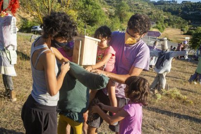 Una familia recién llegada a Vallbona de les Monges durante la pandemia crea su ‘estimaocell’. 