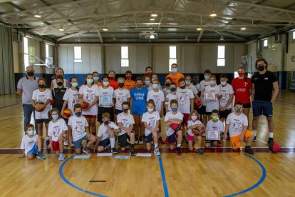 Jugadores de la base del CBF Lleida, que ayer puso punto y final al Campus de verano.