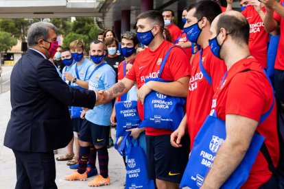 El Barça Genuine, un equipo con diversidad funcional  -  El nuevo proyecto de la Fundació Barça empezó ayer con una sesión de entrenamiento en la que participaron 50 chicos y chicas de más de 16 años con diversidad funcional. Fueron recibido ...