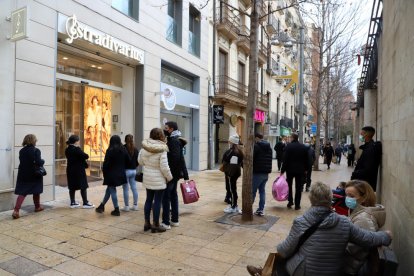 La limitació dels aforaments al comerç va provocar cues per entrar en algunes botigues.