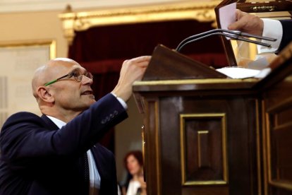 Raül Romeva diposita el seu vot en la sessió constitutiva del Senat.