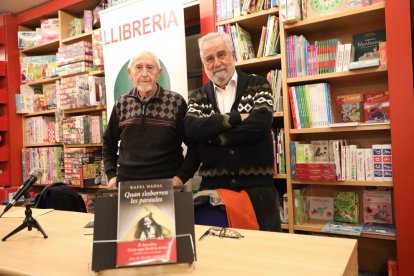 Josep Vallverdú y el escritor gerundense Rafel Nadal, ayer en la librería Caselles de Lleida.