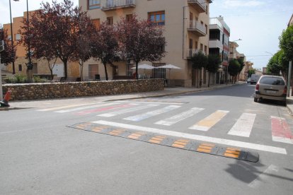 Los resaltes instalados ante la calle Pons i Arola. 