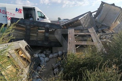 Cues a l'autovia A2 per un camió accidentat