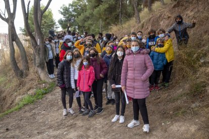 Els alumnes del Gili i Gaya planten arbres al Turó de Gardeny