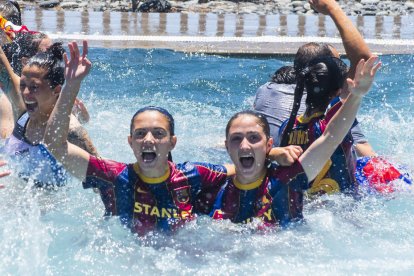 Jugadoras y técnicos, entre ellos Lluís Cortés, celebraron el título en la piscina del hotel.