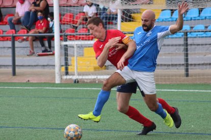 Una acción del partido entre el Balaguer y el Palau d’Anglesola.