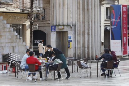 Imagen de la terraza de un bar en el centro de Lleida.