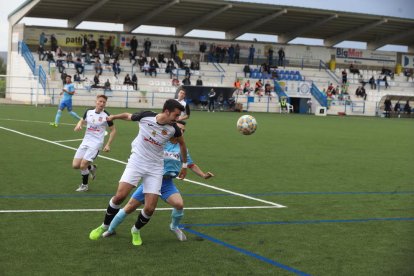 Un jugador del Borges y otro del Martorell pugnan por controlar un balón.