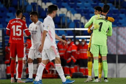 Los jugadores del Madrid y Sevilla se saludan después de finalizar el encuentro en Valdebebas.