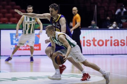 Tobias Borg intenta superar al azulgrana Pau Gasol.