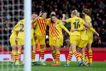 Las jugadoras azulgranas se abrazan tras la consecución de uno de los cuatro goles anotados ayer.