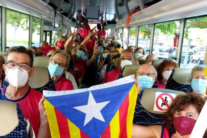 Un agent dels Mossos subjecta un manifestant en la Via Laietana.