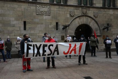 Una veintena de empleados municipales se manifestaron ayer convocados por el sindicato CGT. 