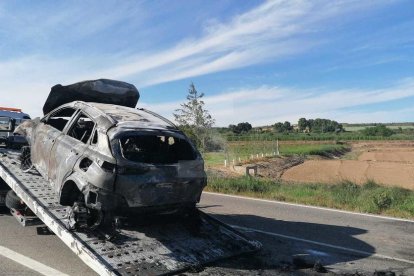 El turismo implicado en el accidente en Artesa de Lleida.