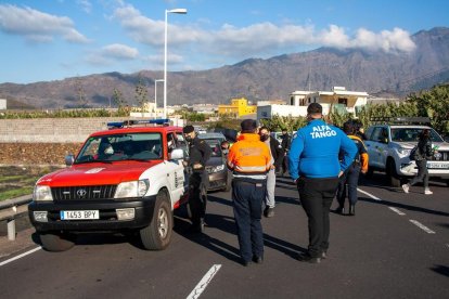 Controlan el acceso a uno de los pueblos afectadas por la lava.