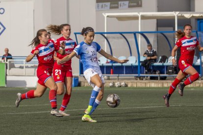 Alexandra Taberner conduce el balón en el partido del pasado 31 de octubre ante el Espanyol.