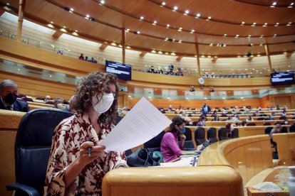 La ministra de Hacienda, ayer antes del debate en el Senado.