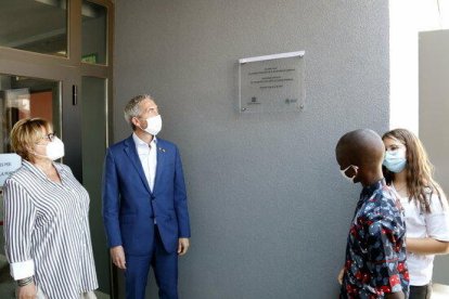 El conseller d'Educació inaugura la nova escola d'Almenar acompanyat de l'alcaldessa del municipi i de dos alumnes del centre.