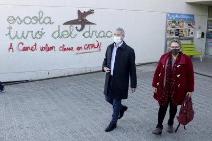 Gonzàlez-Cambray i l’alcaldessa de Canet, Blanca Arbell, visitant ahir l’escola Turó del Drac.