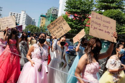 Manifestantes contra el golpe de Estado militar, ayer, por las calles de Rangún, en Birmania.