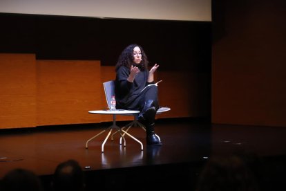 Najat El Hachmi, durante su conferencia ayer por la tarde en el CaixaForum Lleida.