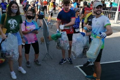 Los participantes del ‘plogging’ con la basura recogida.