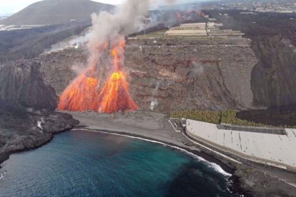 La nova colada de lava caient sobre la platja de Los Guirres.