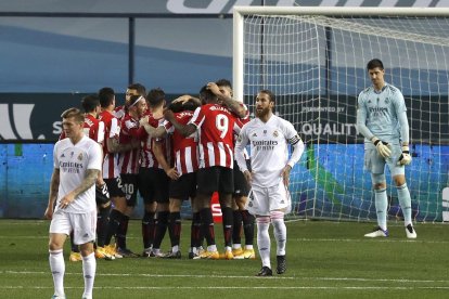 Els jugadors de l’Athletic celebren un dels gols davant la desolació de Kroos, Ramos i Courtois.