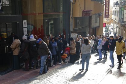 Imagen de archivo de personas haciendo cola ante la oficina muncipal de vivienda.